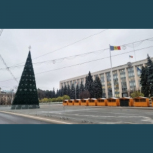Pregătiri pentru deschiderea sărbătorilor de Crăciun și de Anul Nou 2022-2023 în Chișinău